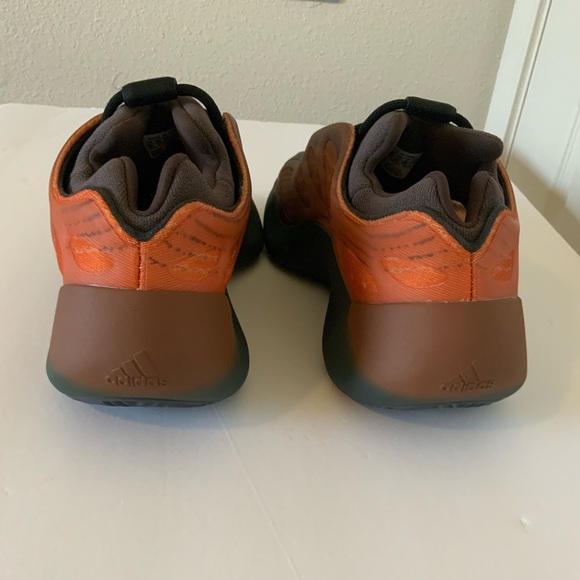 Adidas Yeezy 700 V3 - Picture 5 of 7